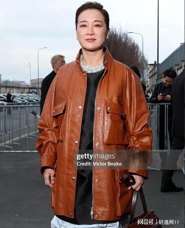 开云在线-贾玲巴黎周“一脸男相”！不爱笑也没梨涡眼神犀利，梳大背头好酷