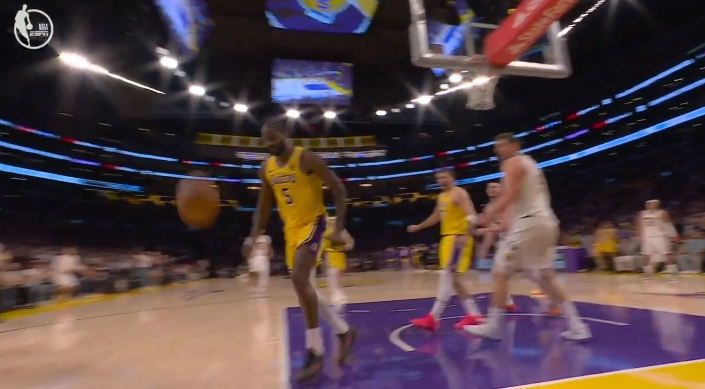 太激动了😂？艾顿大帽约基奇 本来可以救的球不要了